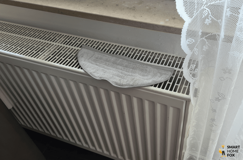 Das Wischtuch des Roborock S7 MaxV Ultra bzw. des S7 Pro Ultra wird zum Trocknen auf die Fensterbank gelegt.
